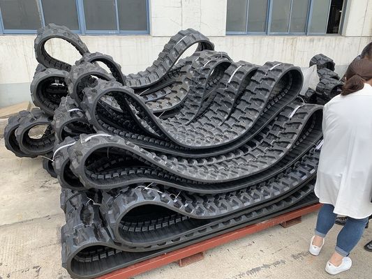 China De Sporenbout van graafwerktuigpaver crawler rubber op Breed Grondaanpassingsvermogen leverancier
