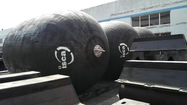 Schip naast de Opblaasbare Rubber Mariene Pneumatische Stootkussens van Yokohama